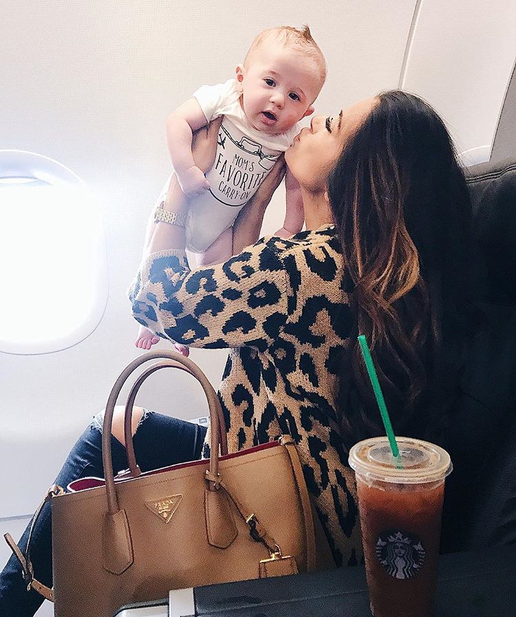 20 Easy To Re-Create Cute Travel Outfits featured by top US fashion and travel blogger, Emily Gemma of The Sweetest Thing: airport-travel-outfit-pinterest-cute-airport-travel-outfits-fall-fashion-2017-emilyanngemma4