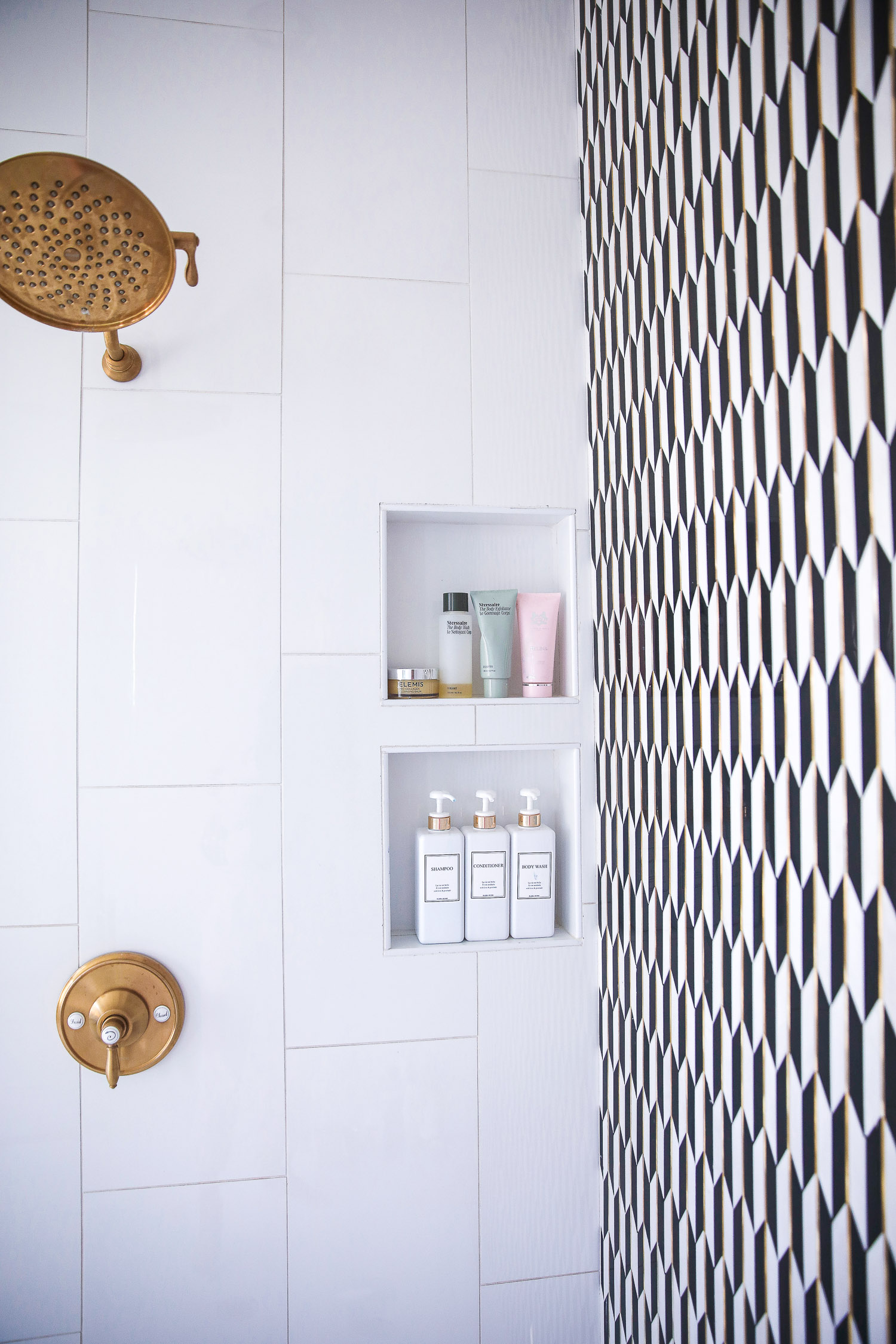 cute shampoo bottles amazon, guest bathroom decor amazon, Emily Gemma amazon |Amazon Must Haves by popular US life and style blog, The Sweetest Thing: image of white and gold shampoo and conditioner bottles. 